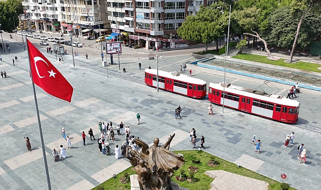 Antalya Büyükşehir Cumhuriyet Meydanı’ndaki manileri kaldırdı