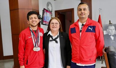 Antalya’da düzenlenen Özel Sportmenler Türkiye Yüzme Şampiyonası’nda büyük muvaffakiyet elde eden Fazilet Günay Atacan Didim Belediye Başkanı Hatice Gençay’ı ziyaret etti