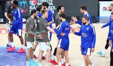 Basketbolseverler Anadolu Efes – Aliağa Petkimspor Maçına Bilet Yerine Kitap ile Girdi