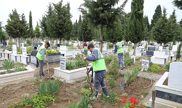 Burhaniye Belediyesi, yaklaşan Ramazan Bayramı hasebiyle ilçede bulunan tüm mezarlıklarda bakım ve düzenleme çalışmalarında sona geldi