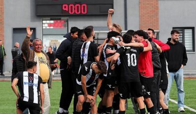 Burhaniye Belediyespor U-18 Futbol Ekibi, Balıkesir Vilayet Şampiyonası’nda gösterdiği başarılı sonuçlarla üst üste 2. sefer Türkiye Şampiyonası’na katılma hakkı kazandı