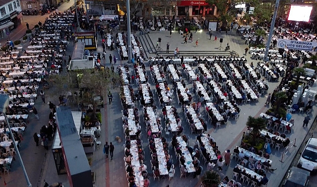 Burhaniyeliler, Kadir Gecesi’nde her yıl olduğu üzere bu yıl da Cumhuriyet Meydanı’nda iftarda buluştu