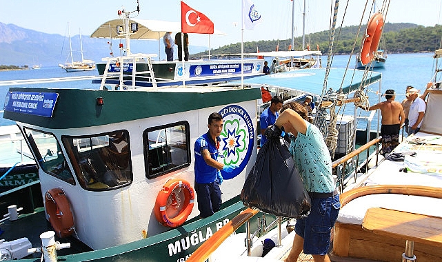 Büyükşehir Bayram Tatilinde Teknelerden Atık Toplamaya Devam Etti