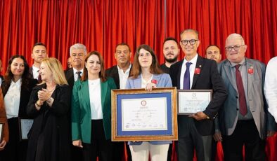 Çeşme’nin ilk kadın başkanı Lal Denizli mazbatayı aldı