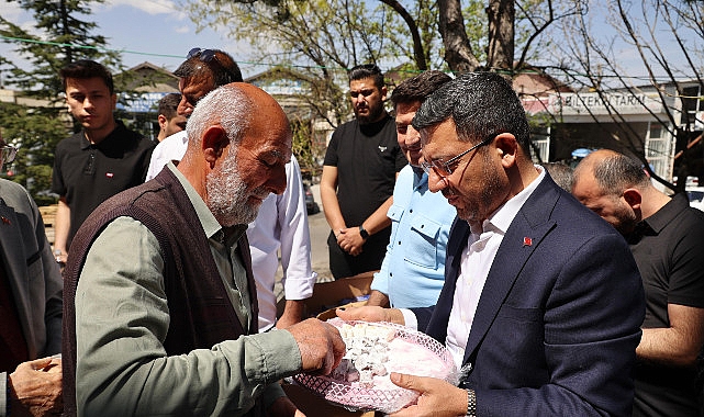 Cuma namazını Lale Sanayi Sitesi’nde bulunan Lale Camii’nde kılan Belediye Başkanı Rasim Arı, sanayi esnafı ile bir ortaya geldi