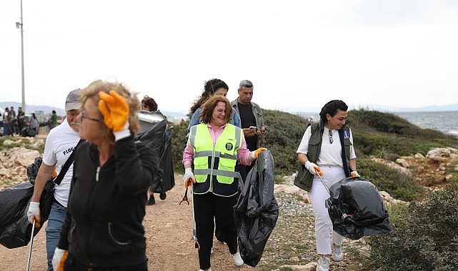 Didim’de, Didim Belediyesi grupları ve Didim Plogging Kümesi üyeleri ile birlikte kıyı paklığı çalışması yapıldı.