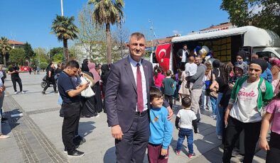 Gölcük Belediyesi’nin Ramazan Bayramı kapsamında Anıtpark’ta hazırladığı oyun alanını dolduran çocuklar, coşku içerisinde doyasıya eğlendiler