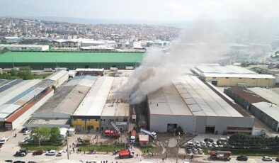 İnegöl Organize Sanayi Bölgesi 4. Cadde üzerinde bulunan bir sandalye üretim fabrikasında sabah saatlerine başlayan yangın sonrası İnegöl ve Bursa’daki tüm gruplar teyakkuza geçti