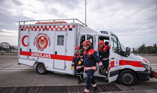 İzmir İtfaiyesinin özel donanımlı paramedikleri Türkiye’ye örnek oluyor