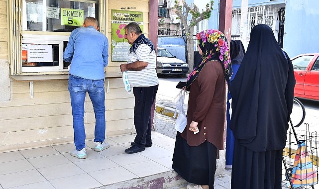 İzmirli yurttaşlardan Lider Tugay’a “ekmek” teşekkürü