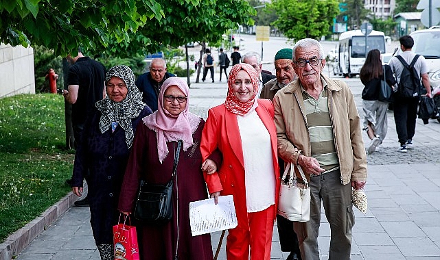 Keçiören Belediyesi bünyesinde yaş almışlara hizmet veren Gönül Köşkü Huzurevi sakinleri için sinema aktifliği düzenlendi