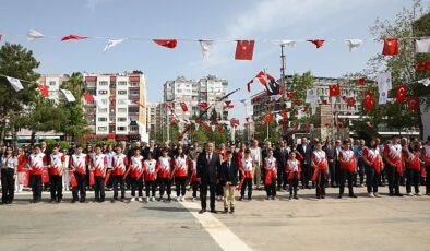 Lider Böcek koltuğunu çocuk lidere devretti