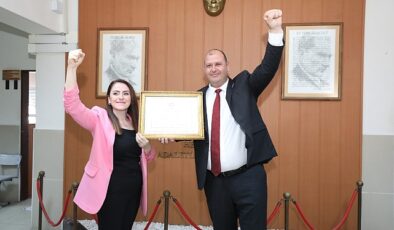 Lokal seçimlerde Menderes Belediye Başkanı seçilen İlkay Çiçek mazbatasını alarak vazifesine başladı