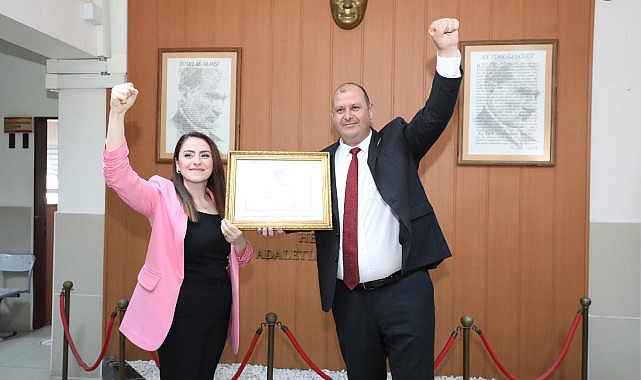 Lokal seçimlerde Menderes Belediye Başkanı seçilen İlkay Çiçek mazbatasını alarak vazifesine başladı