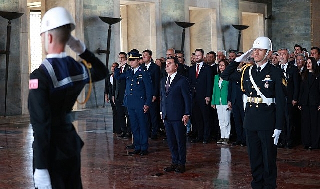 Muğla Büyükşehir Belediye Başkanı Ahmet Aras ve yeni seçilen 11 CHP’li ilçe belediye başkanı Anıtkabir’i ziyaret etti.