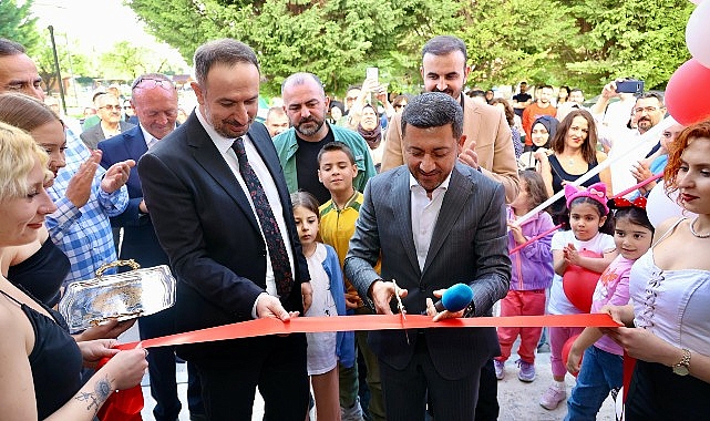 Nevşehir Belediye Başkanı Rasim Arı, 2000 Meskenler Mahallesi’nde hizmet vermeye başlayan bir kafeteryanın açılışına katıldı.