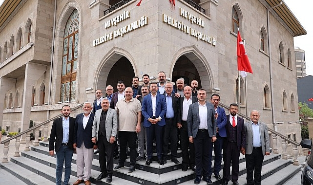 Nevşehir Belediye Başkanı Rasim Arı, 31 Mart Mahalli Yönetimler Seçimleri’nin akabinde misyonlarını sürdüren ve yeni seçilen muhtarlarla bir ortaya geldi