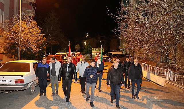 Nevşehir Belediye Başkanı Rasim Arı, gece mehter marşları ile vatandaşları sahura kaldıran mehter grubu ile birlikte vatandaşları selamladı