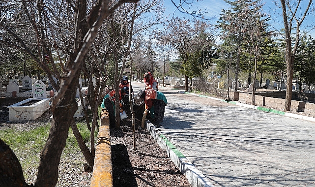 Nevşehir Belediyesi grupları, Ramazan Bayramı öncesi Taşlıbel ve Kaldırım Mezarlıklarında paklık ve bakım çalışması gerçekleştirdi