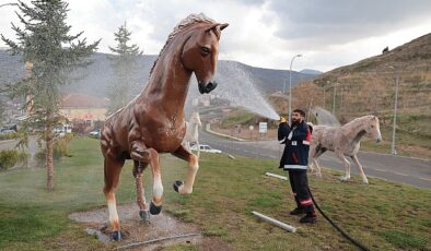 Nevşehir Belediyesi grupları, Ramazan Bayramı öncesinde Nevşehir Kalesi, Kayaşehir ve Meryem Ana Kilisesi etrafında ağır bir paklık çalışması gerçekleştiriyor