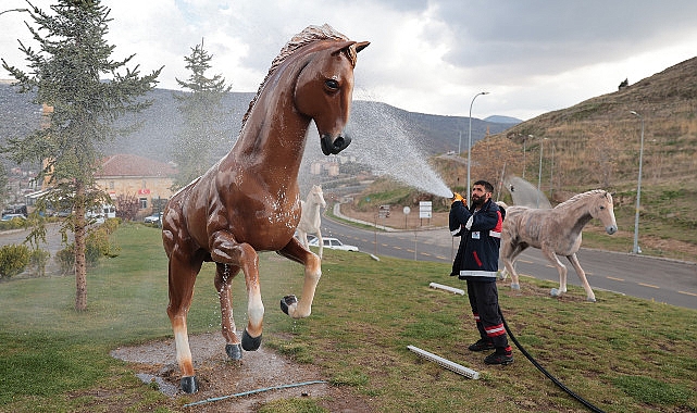 Nevşehir Belediyesi grupları, Ramazan Bayramı öncesinde Nevşehir Kalesi, Kayaşehir ve Meryem Ana Kilisesi etrafında ağır bir paklık çalışması gerçekleştiriyor