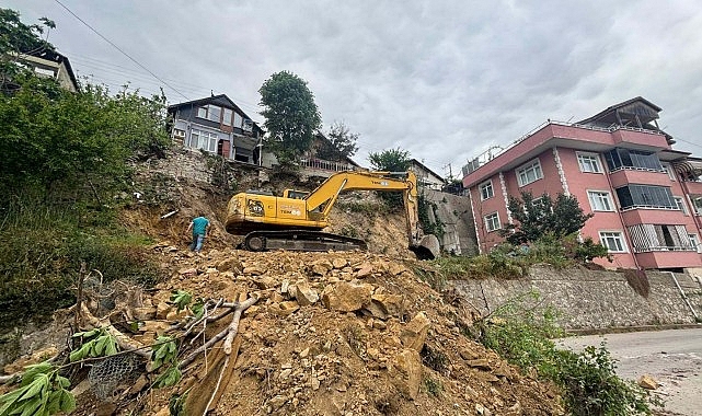 Tehlike arz eden taş duvar yenileniyor