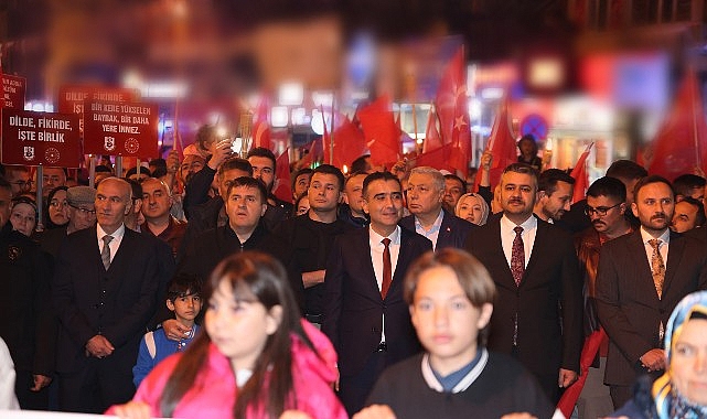 747. Türk Lisan Bayramı ve Yunus Emre’yi Anma Aktiflikleri kapsamında gerçekleştirilen fener alayı yürüyüşü büyük coşkuyla yapıldı