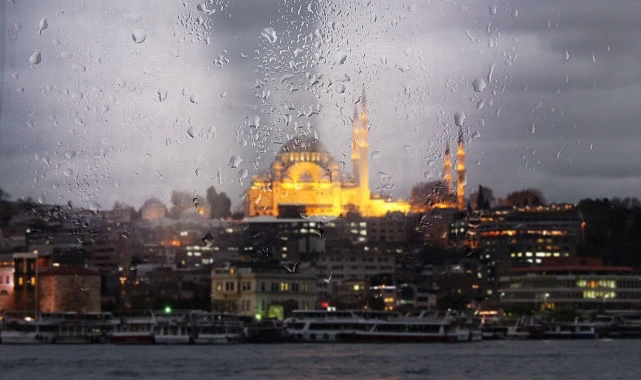 AKOM datalarına nazaran, İstanbul genelinde hafta sonu yer yer kuvvetli sağanak yağmur geçişlerinin yaşanması bekleniyor