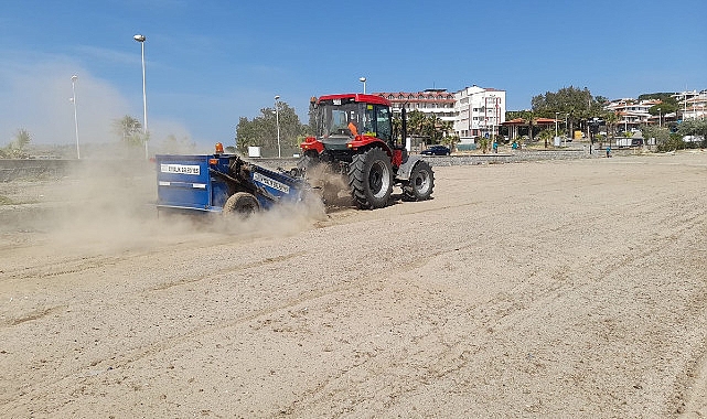 Ayvalık Belediyesi Temizlik İşleri Müdürlüğü bünyesindeki takımlar, kentin turist akınına uğradığı yaz ayları öncesinde paklık çalışmalarına devam ediyor