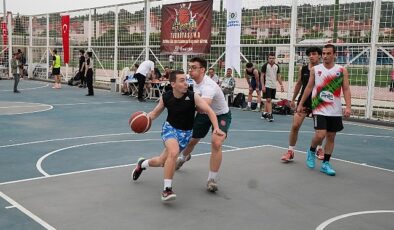 Basketbolcular Gaziemir’de kıyasıya yarıştı