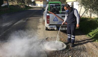 Burhaniye Belediyesi Sağlık İşleri Müdürlüğü İlaçlama Ünitesi Grupları, havaların ısınmasıyla sivrisinek ve karasinek larva uğraşını hızlandırdı