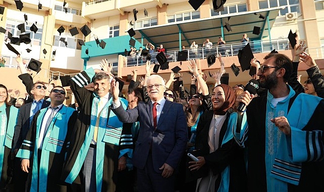 Burhaniye Uygulamalı Bilimler Fakültesi ve Burhaniye Meslek Yüksek Okulu öğrencileri bugün düzenlenen merasim ile birlikte mezun oldu