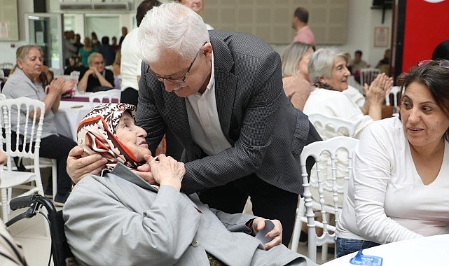 Burhaniye’de Ahmet Akın Kültür Merkezi’nde Anneler Günü matinesi düzenlendi