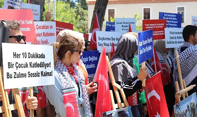 Dokuz Eylül Üniversitesi (DEÜ) öğrencileri, Gazze’de İsrail’in sivillere yönelik sürdürdüğü ölümcül ataklara karşı bir kere daha harekete geçti