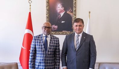 İzmir Büyükşehir Belediye Lideri Dr. Cemil Tugay, Güney Afrika’nın Cape Town Belediyesi’nden üst seviye heyeti ağırladı