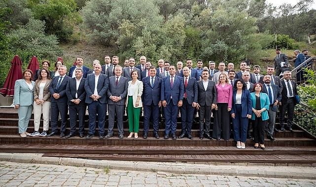 İzmir Büyükşehir Belediye Lideri Dr. Cemil Tugay ilçe belediye liderleriyle bir ortaya geldi