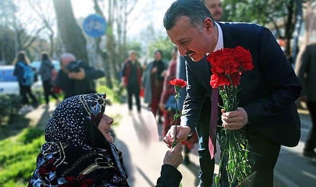 Kocaeli Büyükşehir Belediye Başkanı Tahir Büyükakın : Memnun annelerle keyifli gelecek inşa ediyoruz