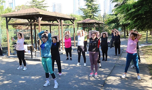 Küçükçekmece Belediyesi, kent sakinlerini güne zinde başlatmak ve sağlıklı bir yaşama teşvik etmek gayesiyle açık havada sabah sporları düzenliyor