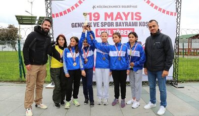 Küçükçekmece Belediyesi ve İlçe Milli Eğitim Müdürlüğü işbirliği ile okullar ortası 19 Mayıs Gençlik ve Spor Bayramı kros yarışı düzenlendi