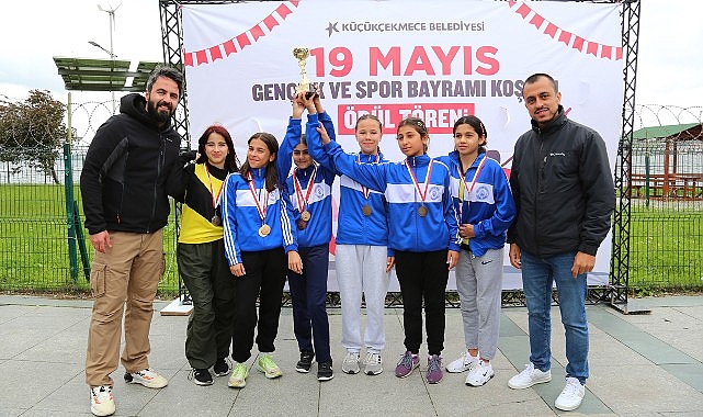 Küçükçekmece Belediyesi ve İlçe Milli Eğitim Müdürlüğü işbirliği ile okullar ortası 19 Mayıs Gençlik ve Spor Bayramı kros yarışı düzenlendi