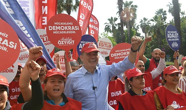 Lider Abdullah Özyiğit, 1 Mayıs’ta çalışanlarla yan yana yürüdü