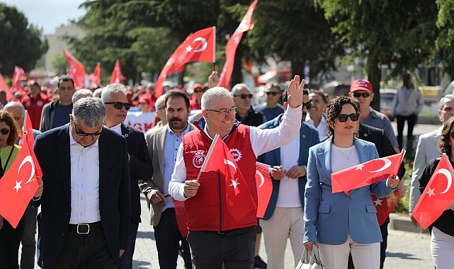 Lider Mehmet Ertaş 1 Mayıs’ta çalışanlarla bir arada yürüdü