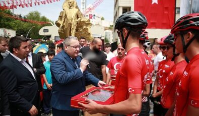 Lider Özarslan Samsun’dan Gelen Türk Bayrağını ve Toprağı Teslim Aldı