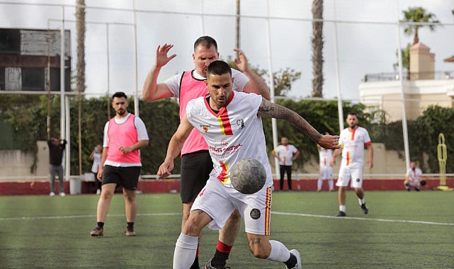 Narlıdere Belediyesi’nin, 19 Mayıs Atatürk’ü Anma Gençlik ve Spor Bayramı aktiflikleri kapsamında düzenlediği futbol turnuvasının birinci günü keyifli anlara sahne oldu