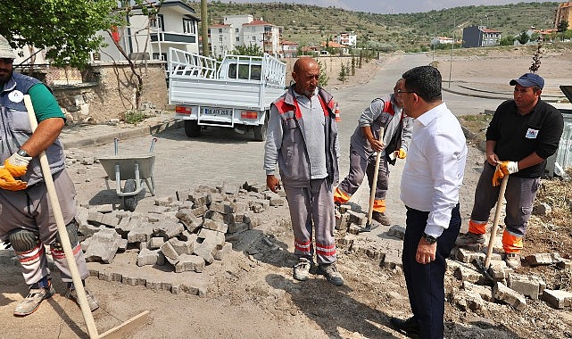 Nevşehir Belediye Başkanı Rasim Arı, Mehmet Akif Ersoy Mahallesi’nde belediye takımlarınca gerçekleştirilen yol bakım ve tamir çalışmalarını inceledi