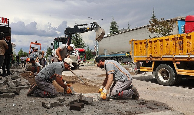 Nevşehir’de son günlerde tesirli olan sağanak yağışlar sonrasında hasar gören yol, yaya kaldırımı ve parklarda tamirat ve yenileme çalışmaları sürüyor