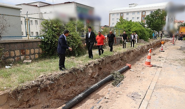 2000 Meskenler Mahallesi’nde altyapıdan kaynaklı su kesintilerini en aza indirmek için Nevşehir Belediyesi takımları, isale çizgisini yeniliyor