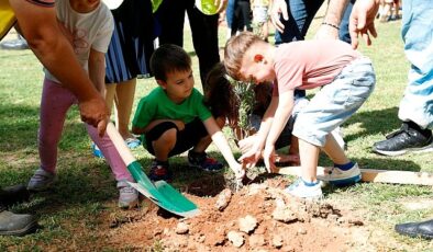 Aydın Büyükşehir Belediyesi’nin çocuk gelişim merkezine devam eden minikler, Dünya Etraf Haftası’nda 100 zeytin ağacı dikti.