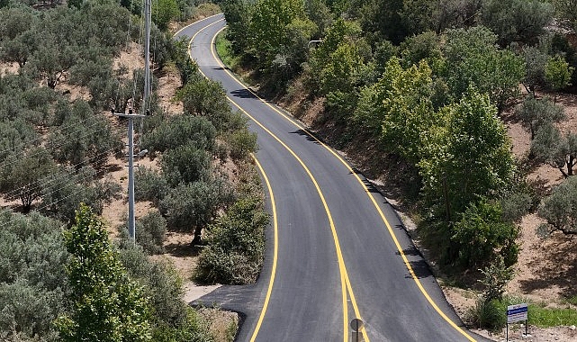 Aydın’da şoförler ve yayalar için inançlı ve konforlu yollar oluşturan Aydın Büyükşehir Belediyesi, birçok farklı noktada yol imal çalışmalarına süratle devam ediyor