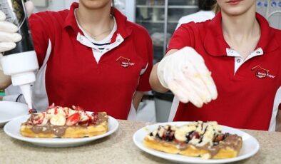 Beyaz Kalplerde waffle ile kahve günü